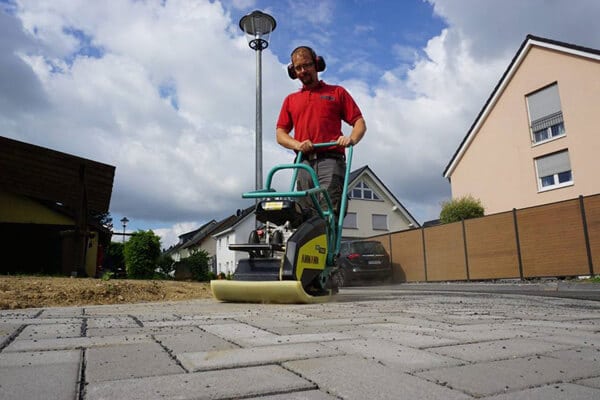 plate tamper for compacting pavers