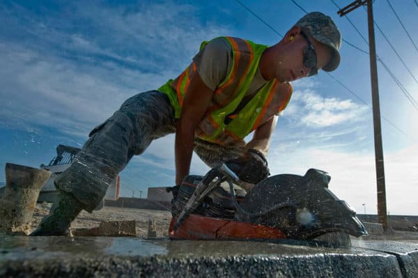 Handheld asphalt cutting saw