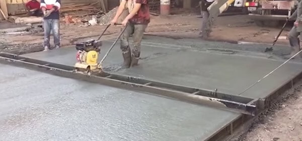 Concrete vibrating beam screed