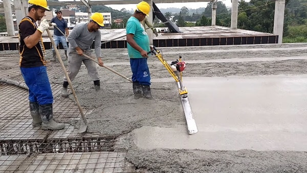 Vibrating screed board