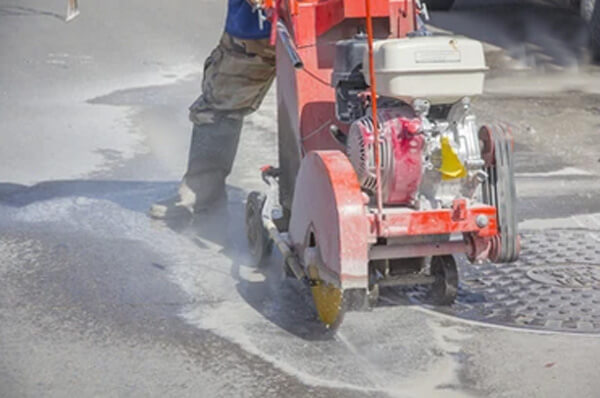 wet saw cutting concrete